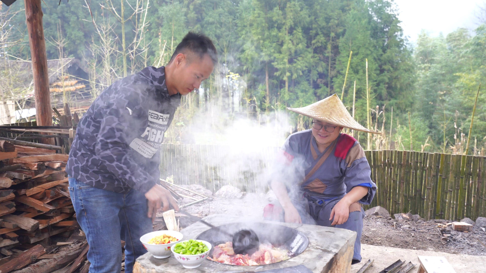 去山药兄弟家串门,6斤多的大公鸡做成柴火鸡,肉质香嫩又开胃
